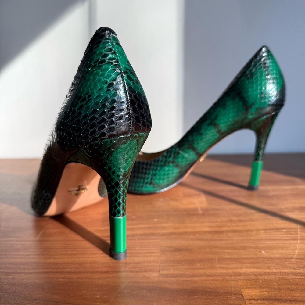 Pour La Victoire Green & Black Genuine Snakeskin Pumps, size 7 - Picture 2 of 13